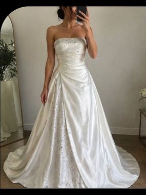 Carducci Strapless Satin Wedding Dress – Size 8 – Beaded Detail